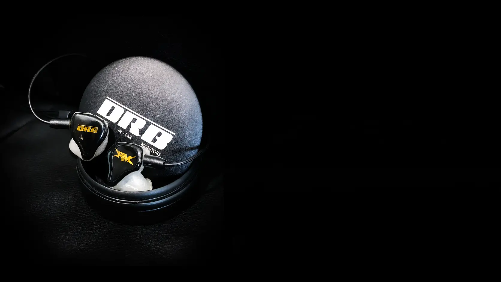 Monitores in-ear personalizados DRB junto a su estuche, imagen original del sitio de DRB.